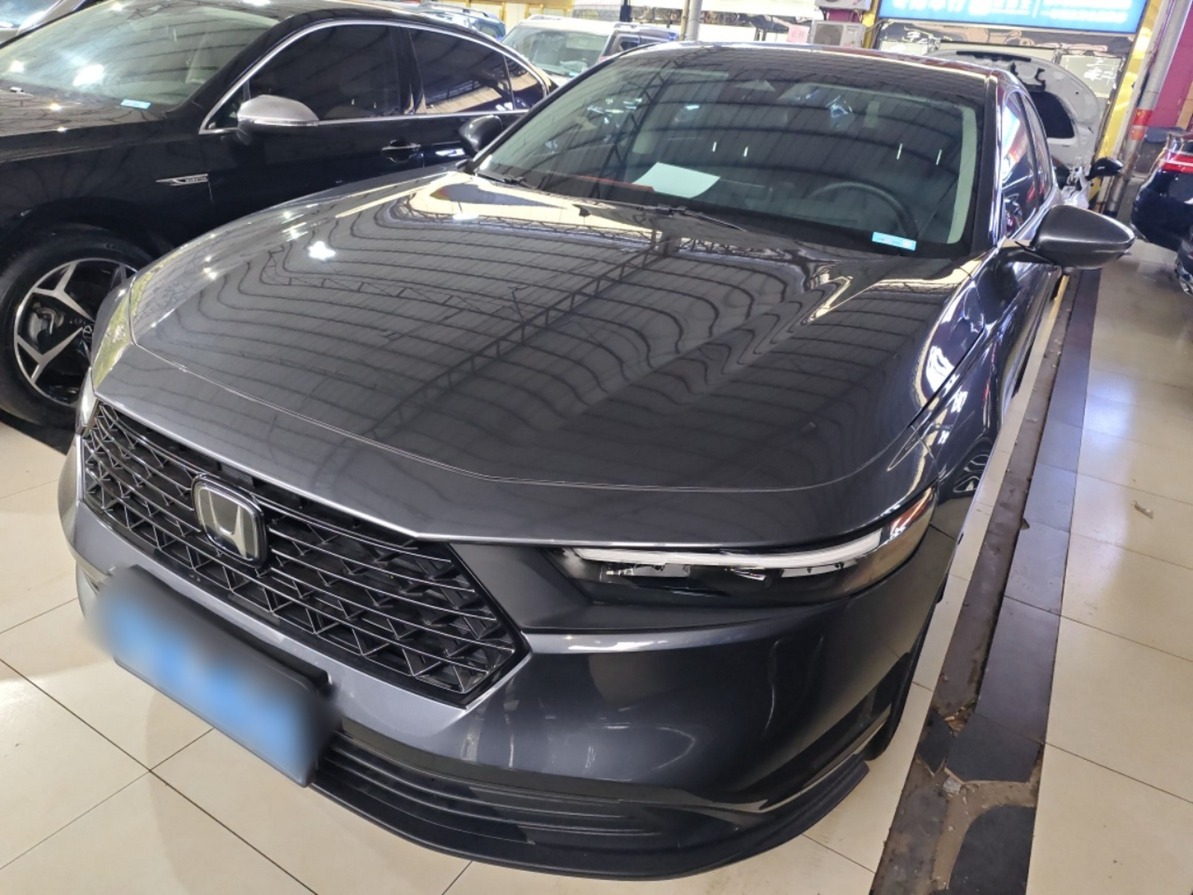 Под передней частью автомобиля