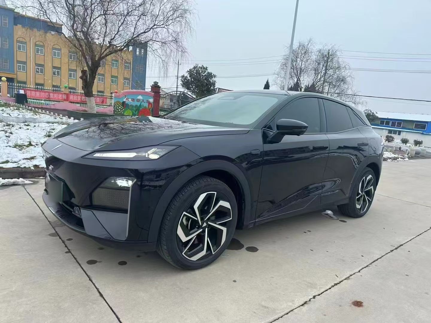 Под передней частью автомобиля