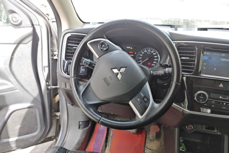 Used Mitsubishi Outlander 2013 2.4L 4x4 Luxury Navigation Edition 5 Seats Steering Wheel