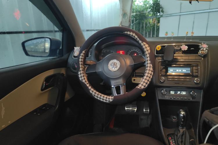 Used Volkswagen Polo 2012 1.6L Cross Polo Automatic Transmission Steering Wheel