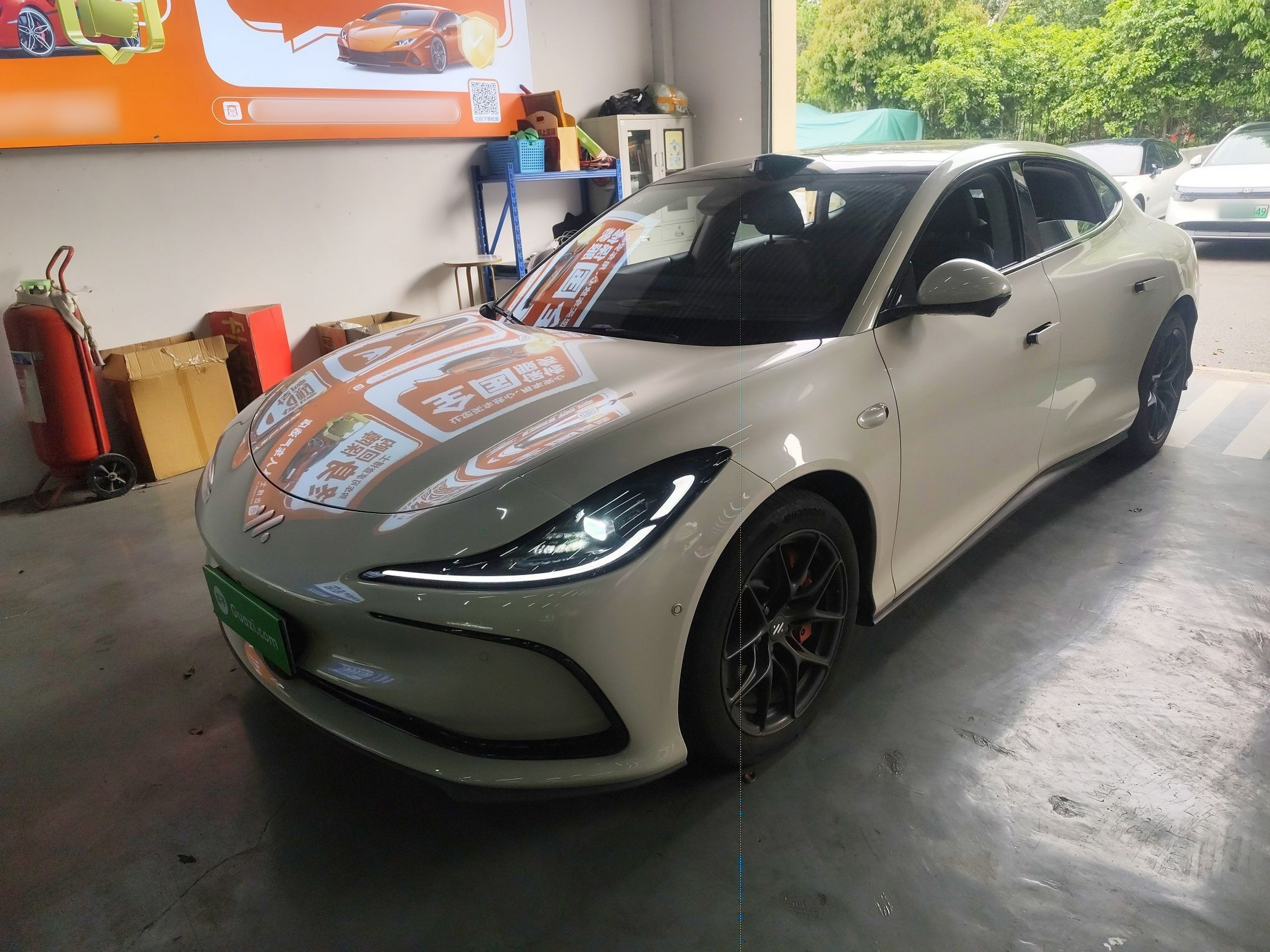 تحت مقدمة السيارة