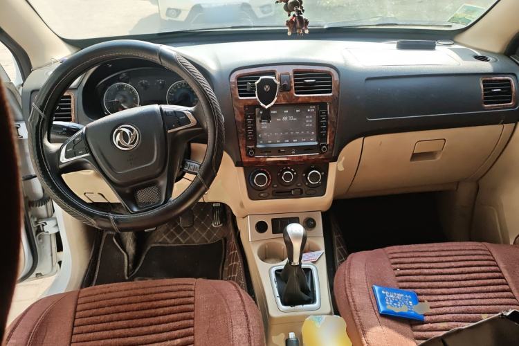 Used Dongfeng Fengon 330 2014 1.5L Manual Comfort Version DK15-02 Center Console