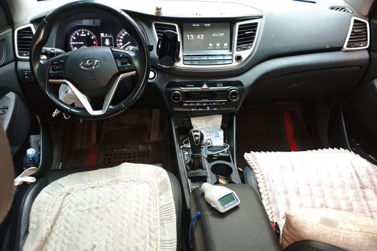 Used Hyundai Tucson 2015 1.6T Dual-Clutch Two-Wheel-Drive Smart Model Center Console