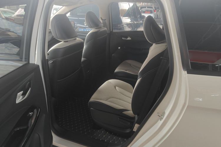 Used Baojun 730 2021 1.5T CVT Fashion Version 7 Seats Interior 4