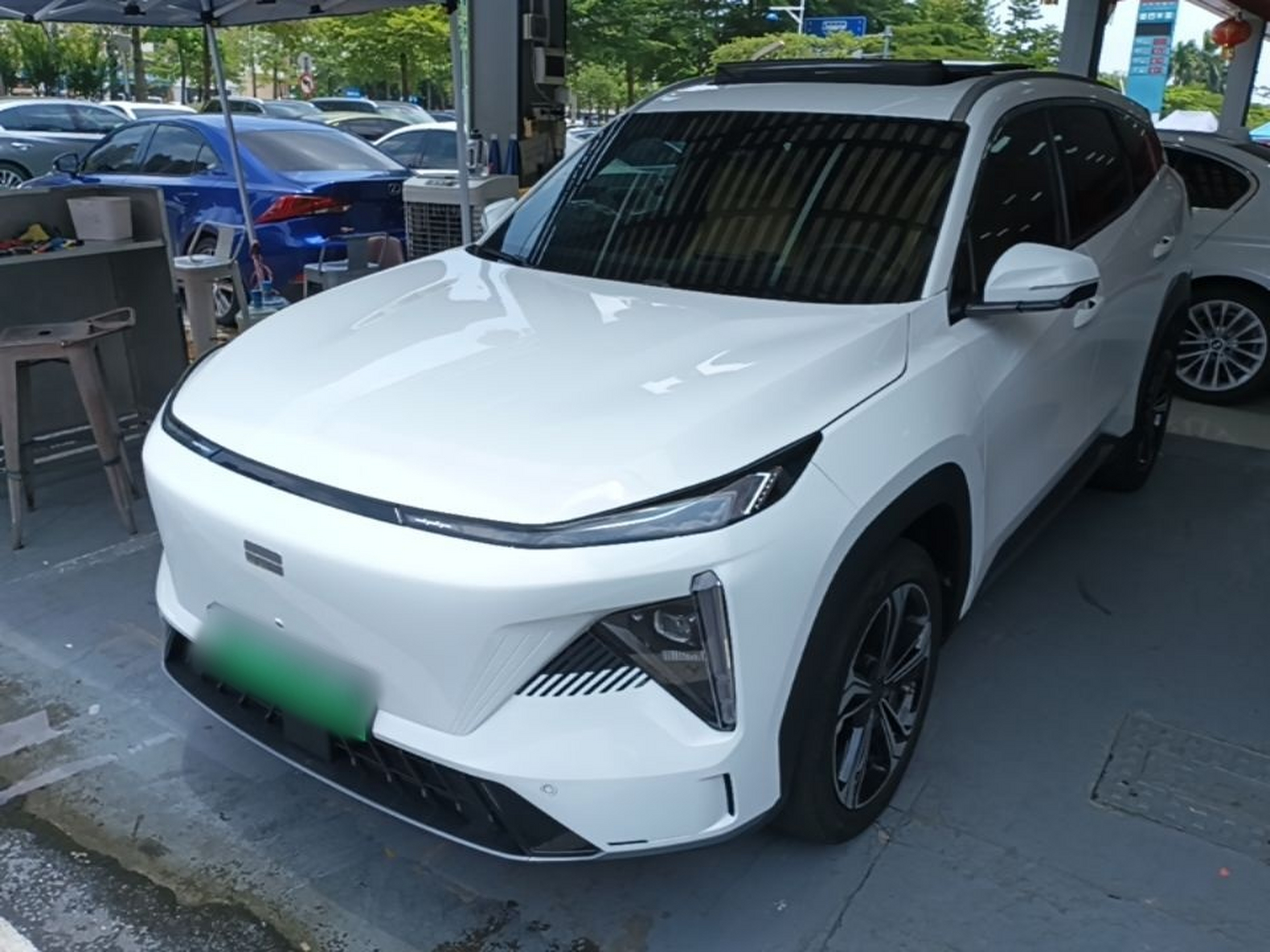 Под передней частью автомобиля