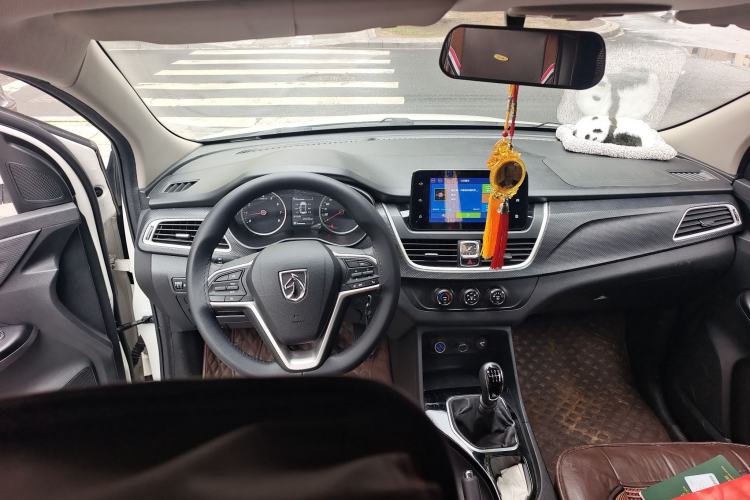 Used Baojun 730 2019 1.5L Manual Fashion Model 7-seater China VI Center Console