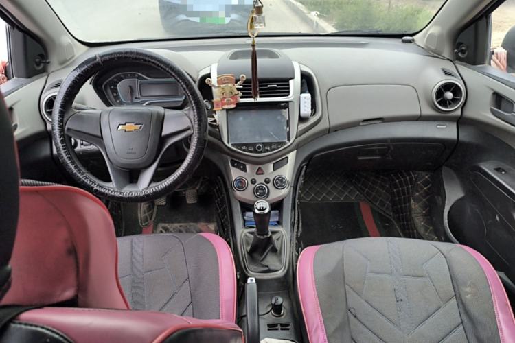 Used Chevrolet Aveo Sonic 2014 Sedan 1.4 SL MT Comfort Edition Center Console