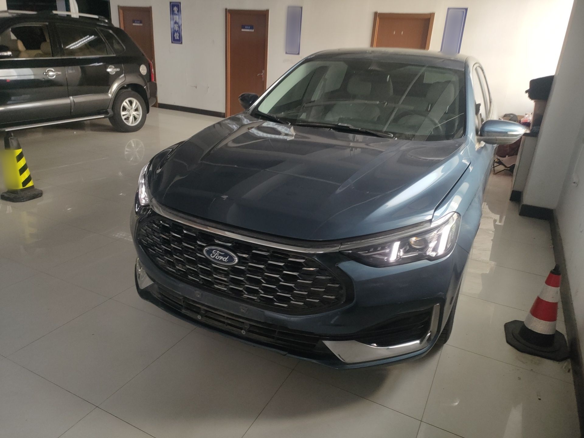 تحت مقدمة السيارة