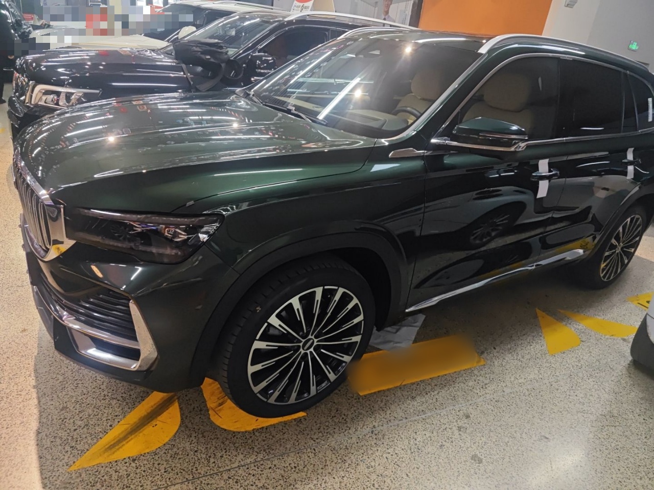 تحت مقدمة السيارة