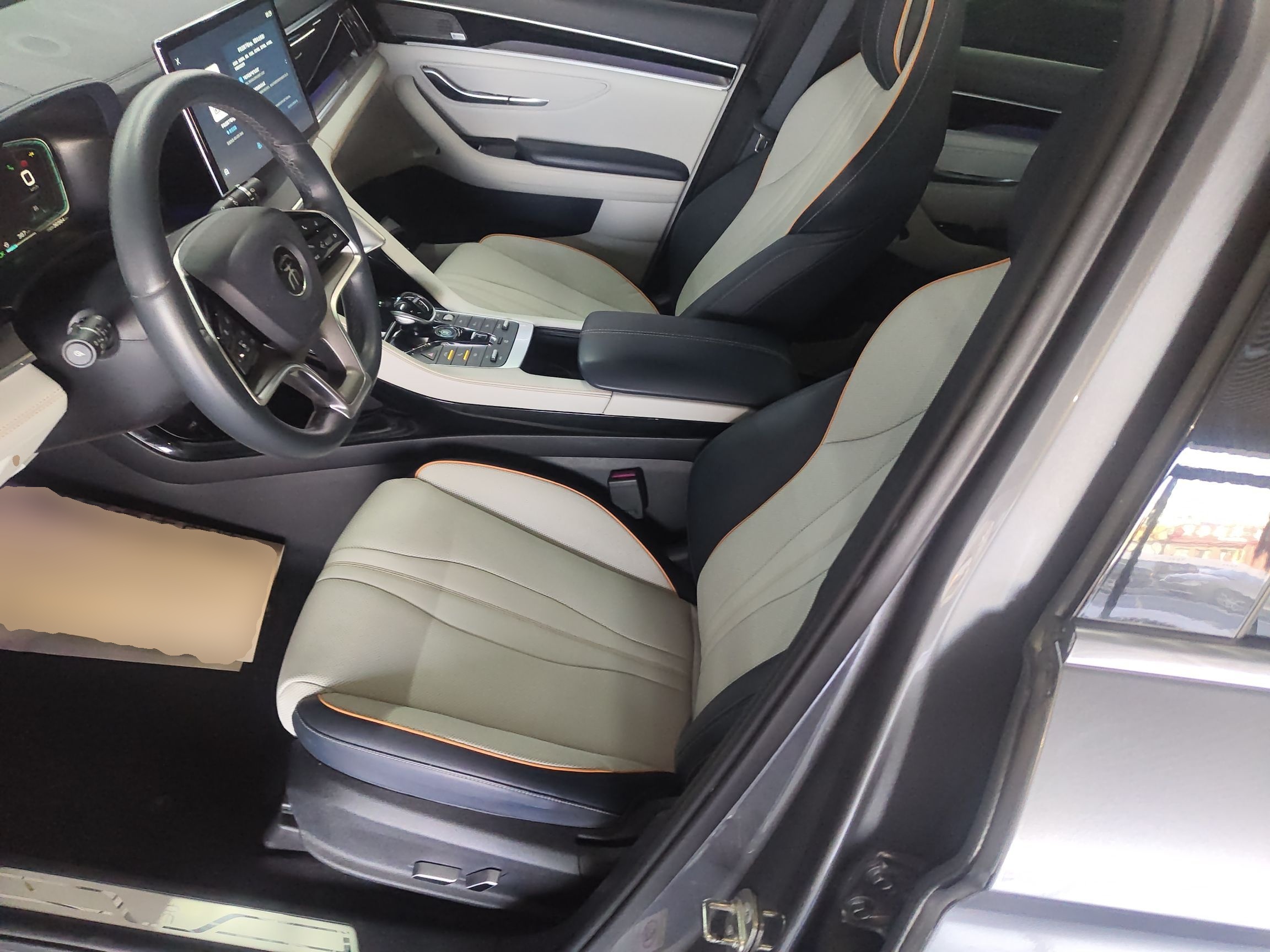 Переднее сиденье в автомобиле