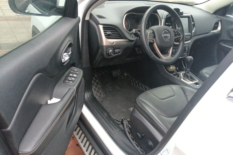 Used Jeep Cherokee 2017 2.0L Superior Edition Driver Seat