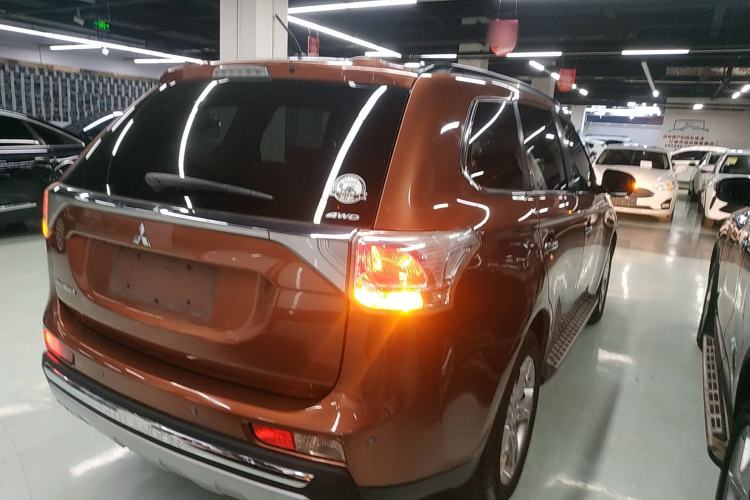 Used Mitsubishi Outlander 2013 2.4L Four-Wheel Drive Luxury Navigation Version 7 Seats