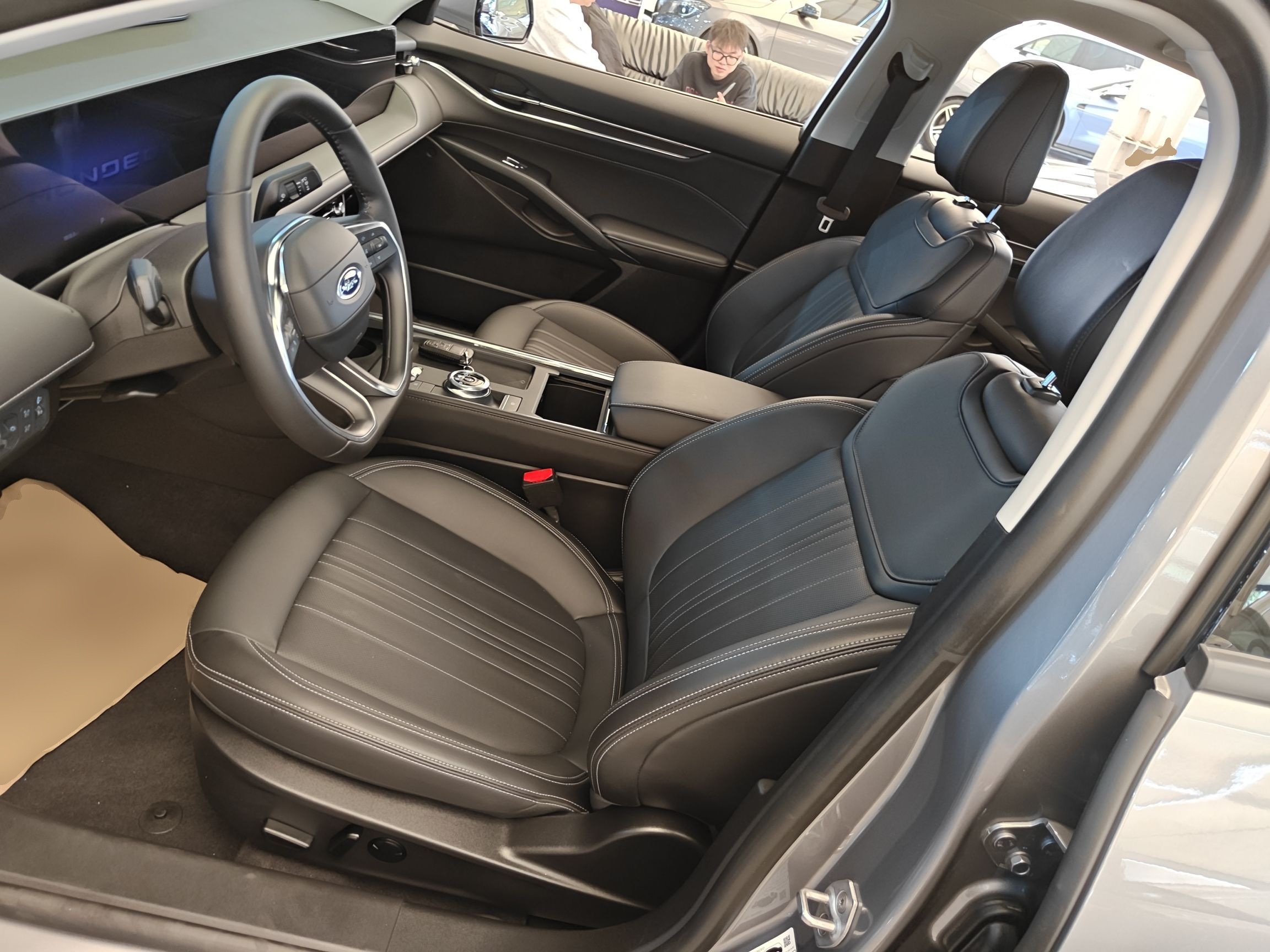 Переднее сиденье в автомобиле