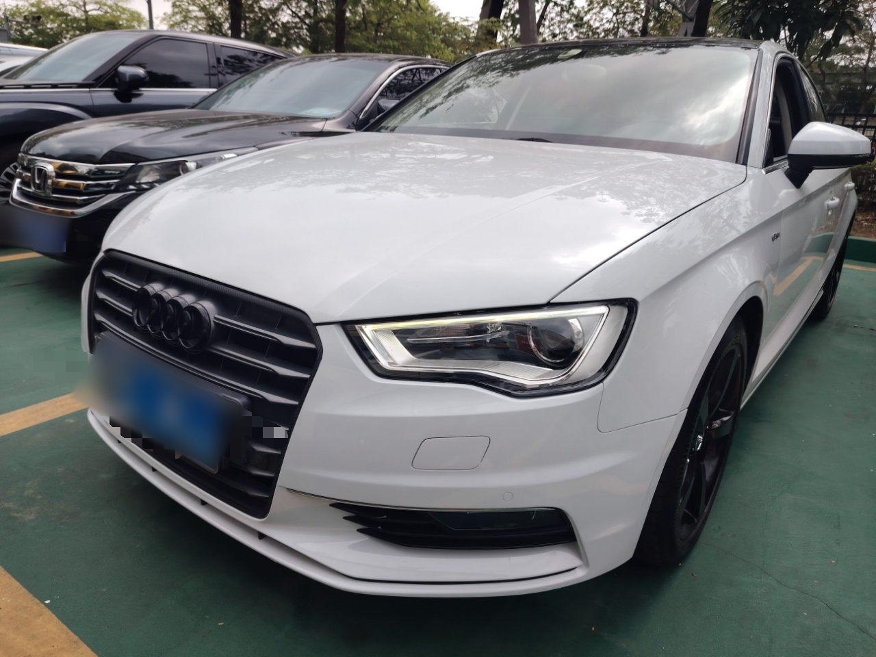 Под передней частью автомобиля