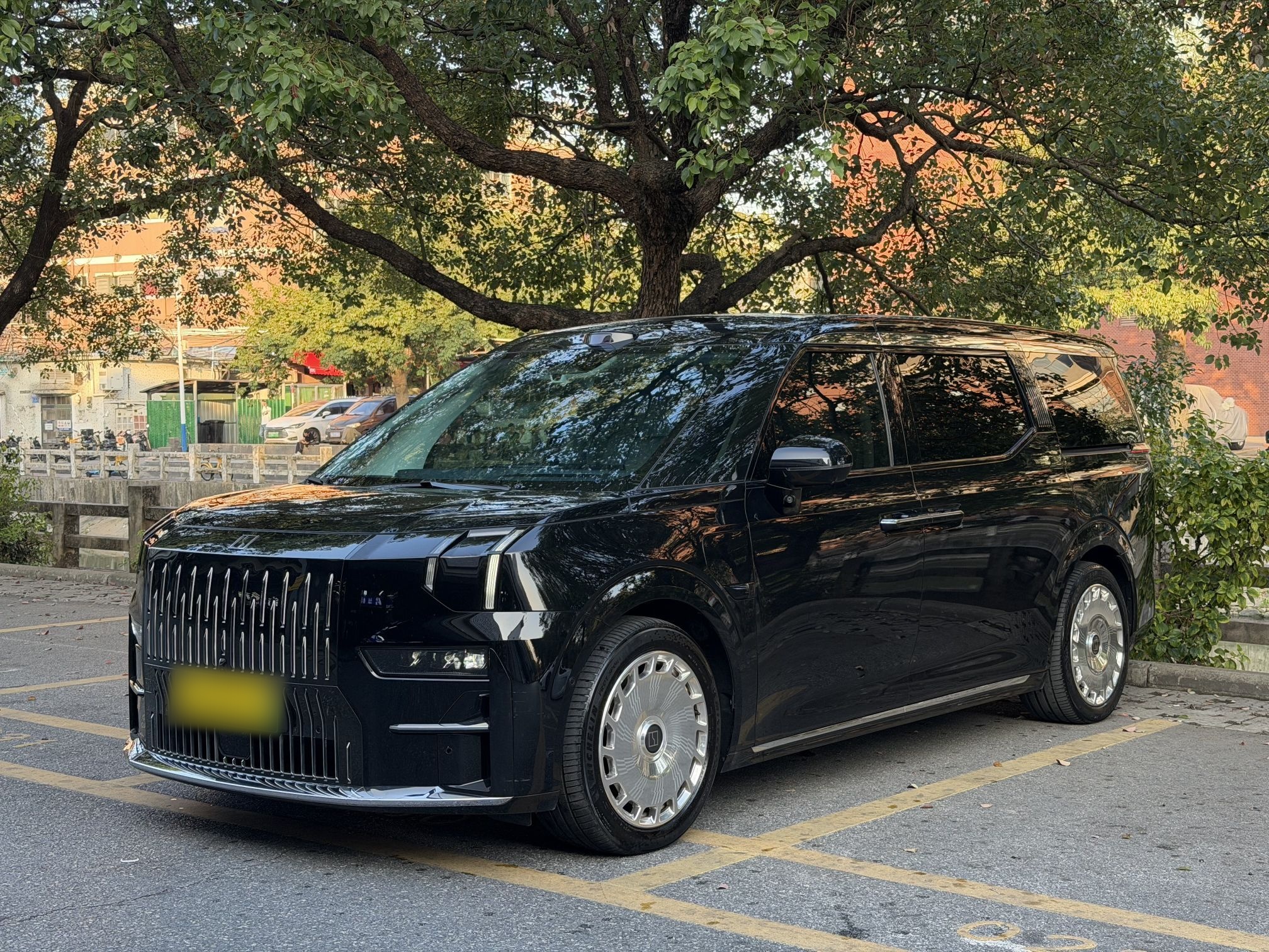 Под передней частью автомобиля