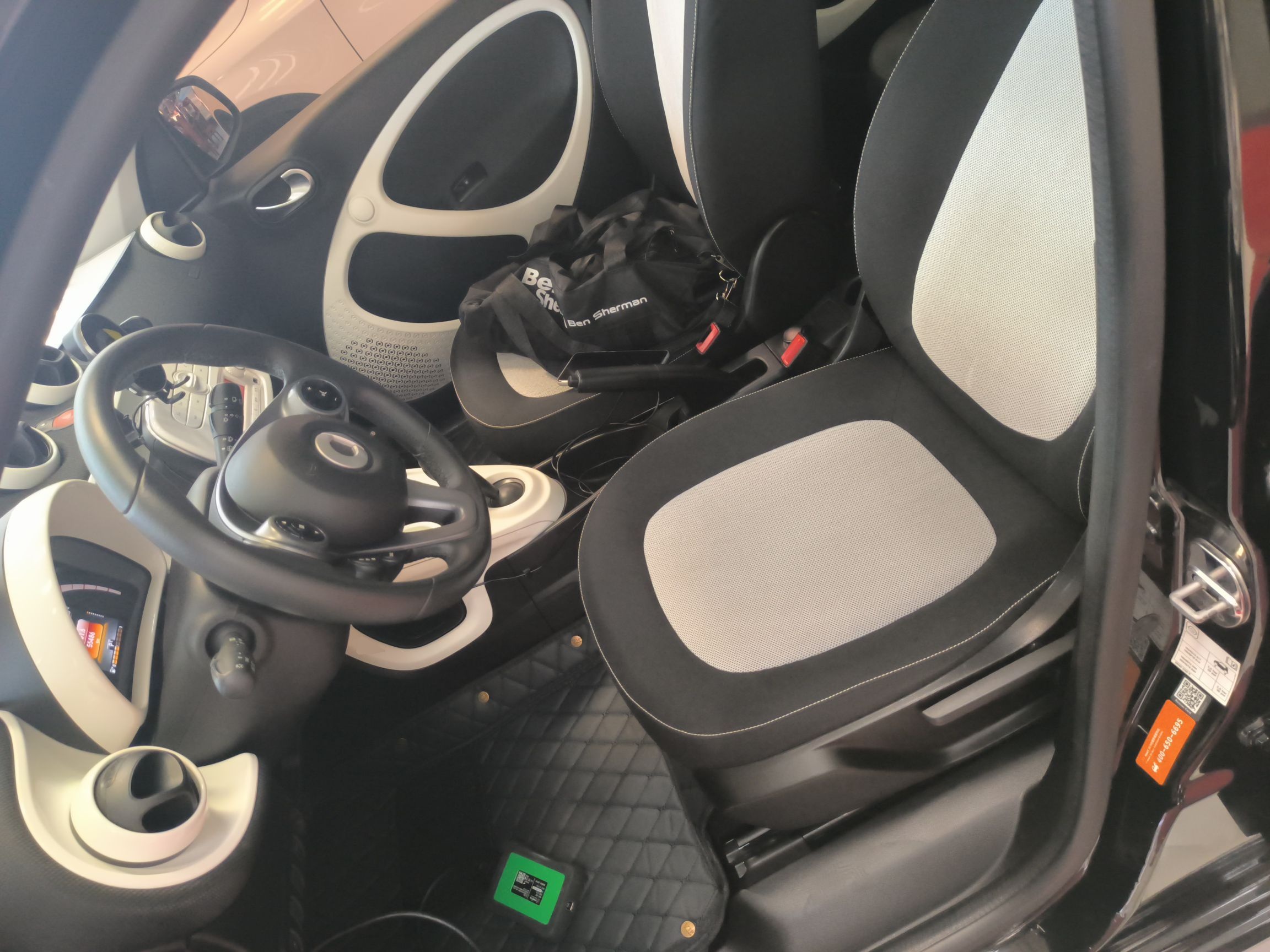 المقاعد الأمامية داخل السيارة