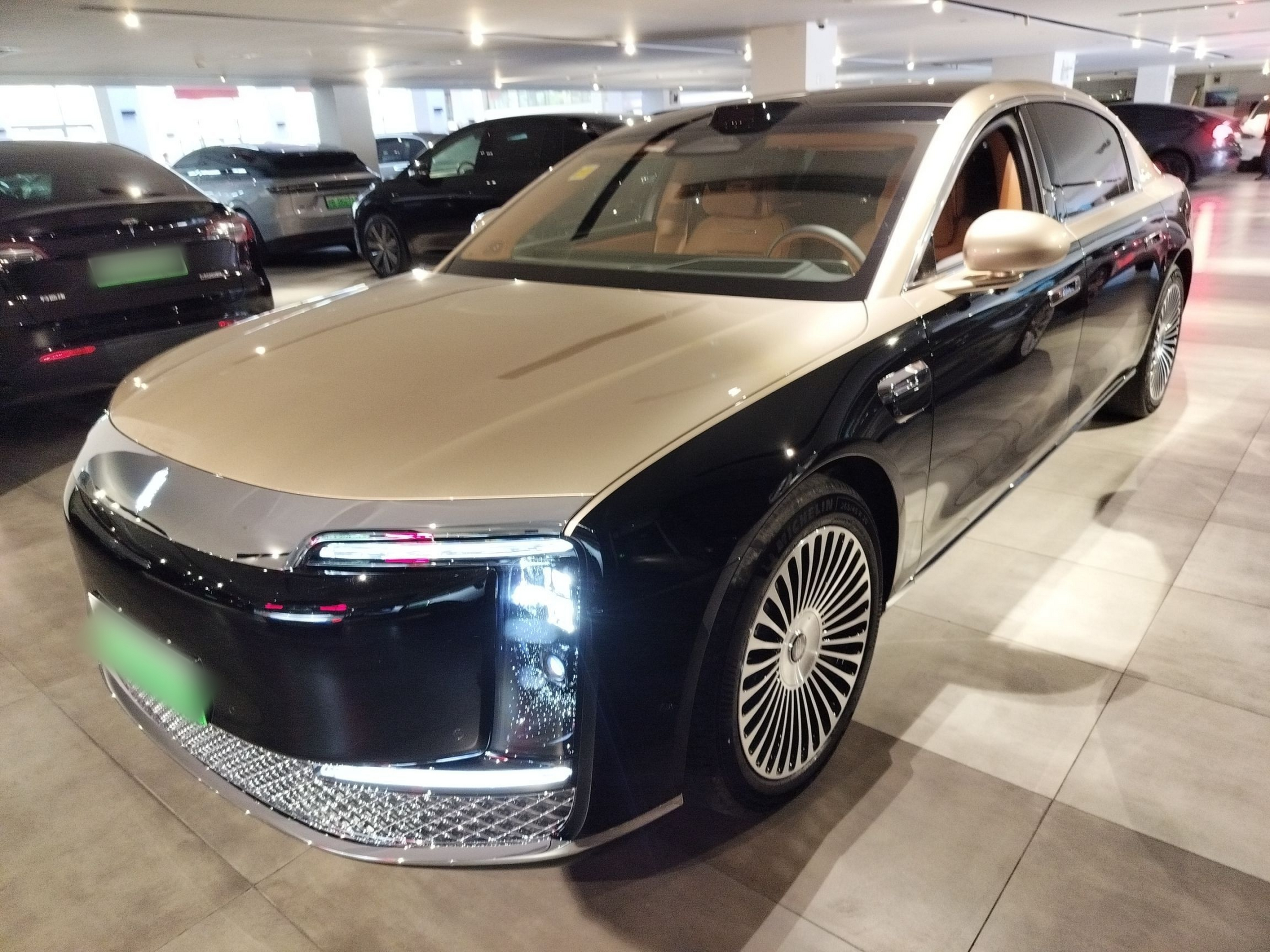 Под передней частью автомобиля