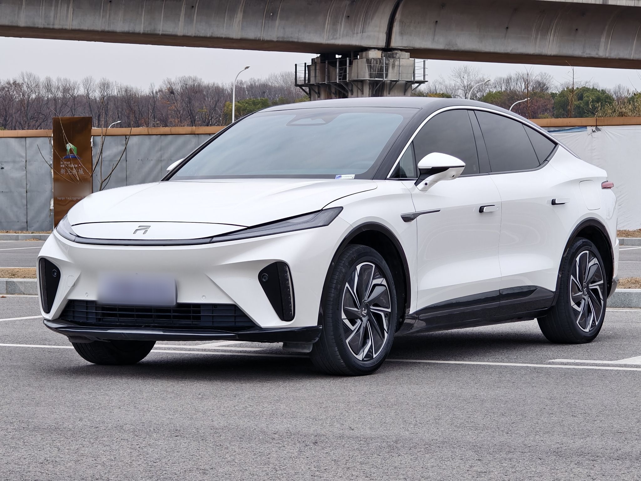 Под передней частью автомобиля