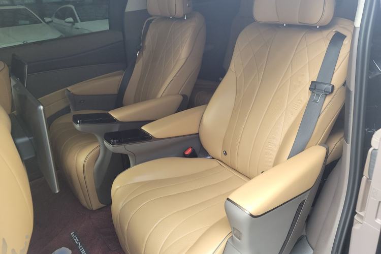 Used Denza D9 2022 DM-i 970 Four-Wheel Drive Flagship Model
