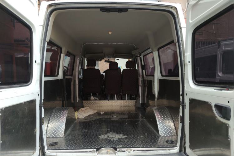 Used SAIC MAXUS Xintu V80 2019 2.5T Classic Edition 6-Speed Manual – Aoyuntong Modified Version Short Wheelbase Mid-Height Roof 5/6 Seats Trunk