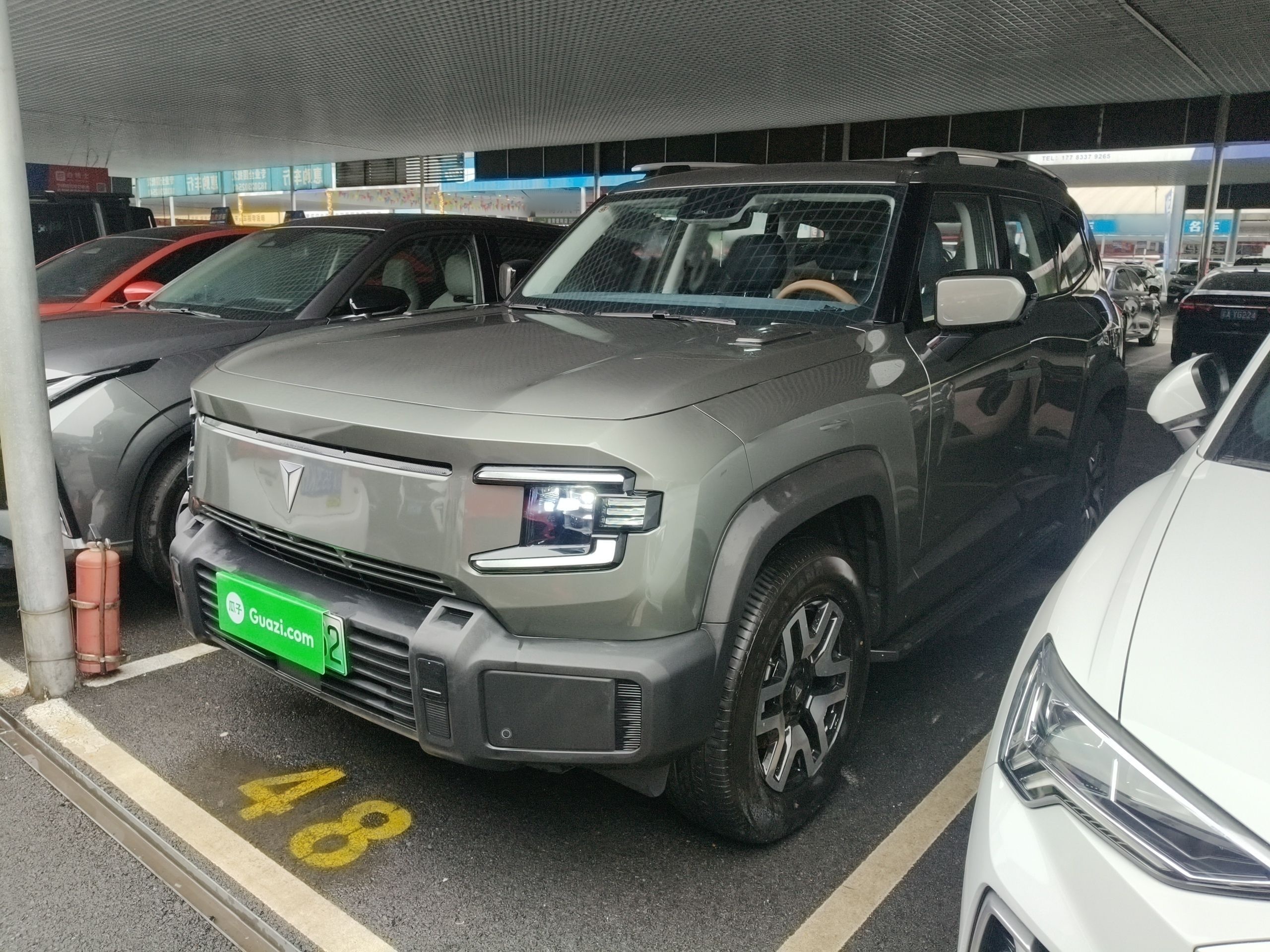 Под передней частью автомобиля