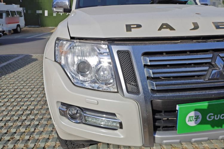 Used Mitsubishi Pajero 2020 3.0L Automatic Luxury Off-Road Version Right Front Headlight