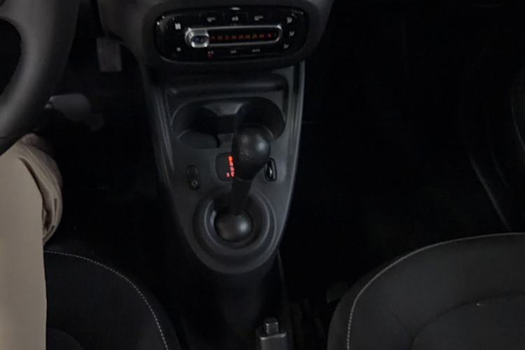 Used smart fortwo 2018 0.9T 66kW Hardtop Pioneer Edition China V Emission Standard Gear Lever