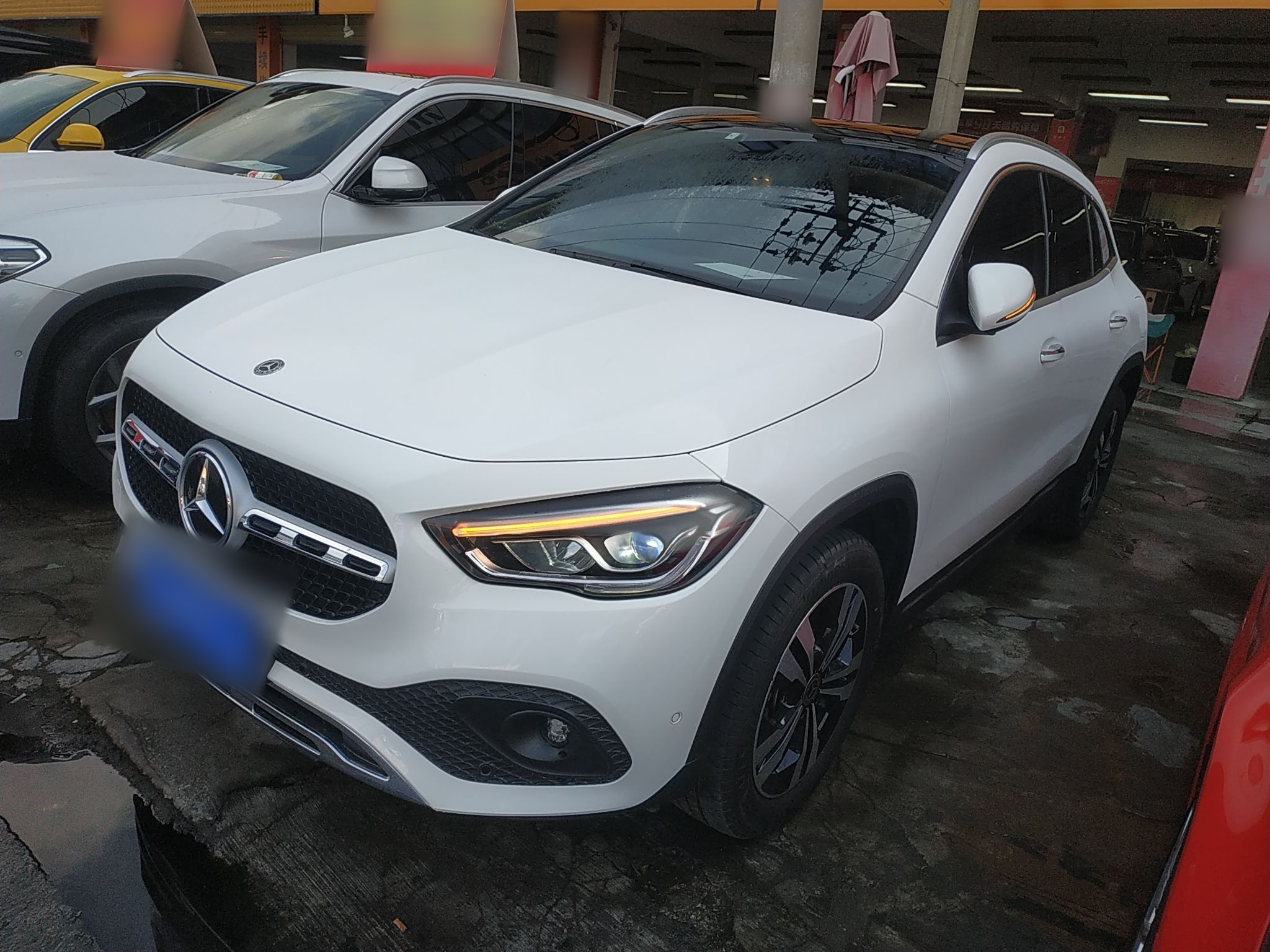 تحت مقدمة السيارة