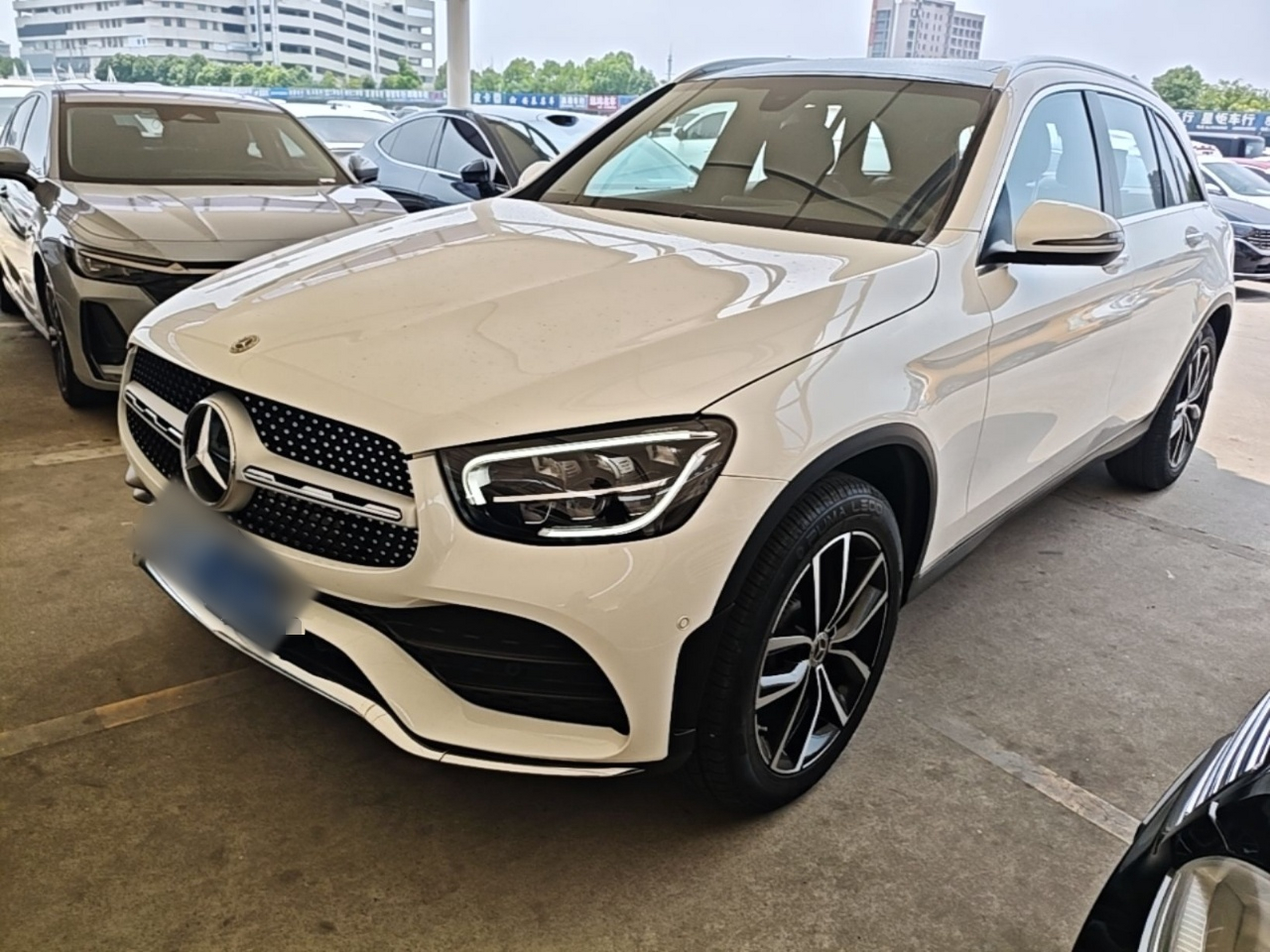 Под передней частью автомобиля