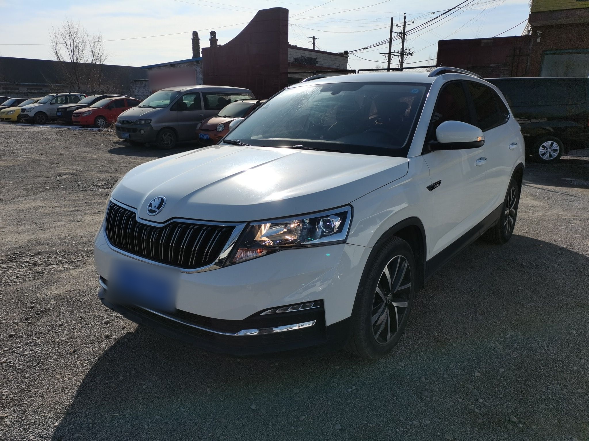 Под передней частью автомобиля