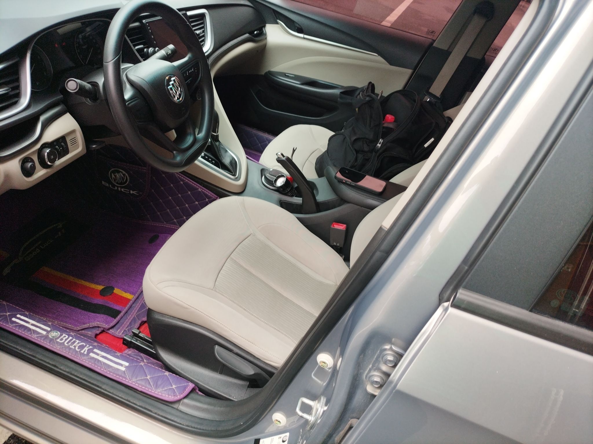 المقاعد الأمامية داخل السيارة