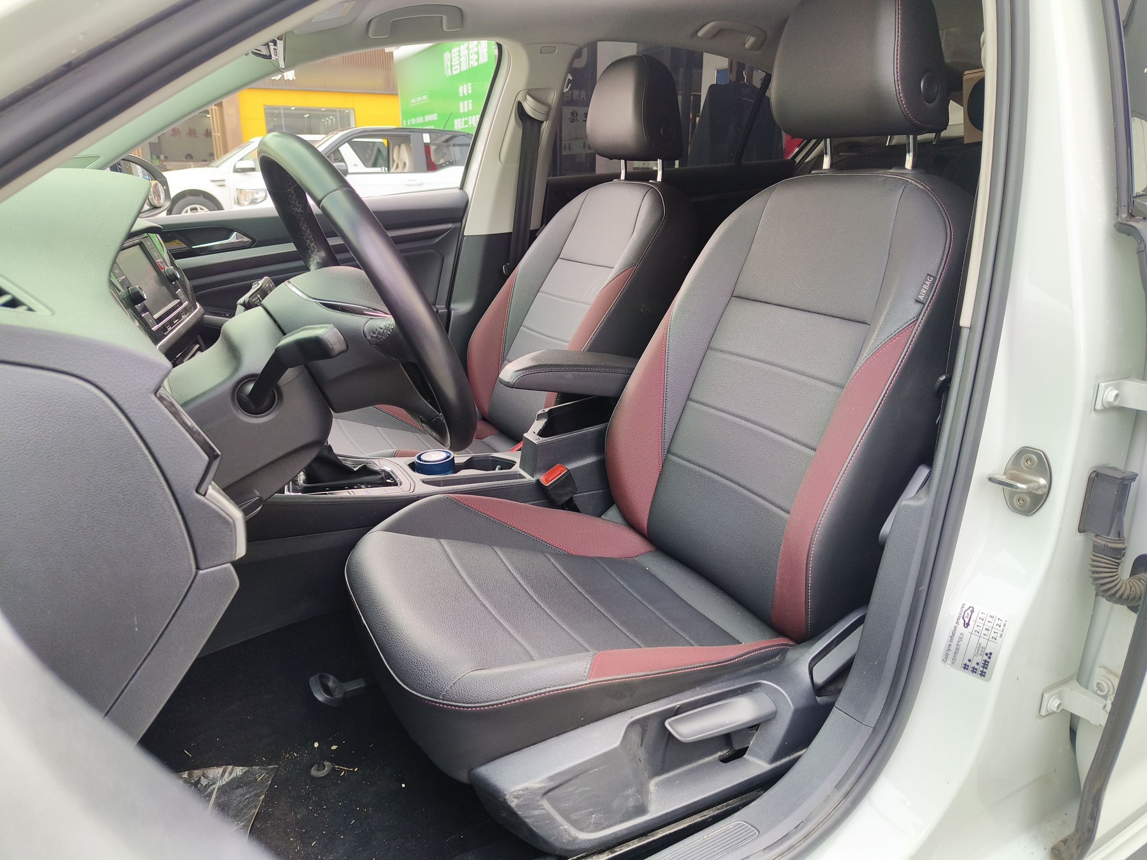 المقاعد الأمامية داخل السيارة