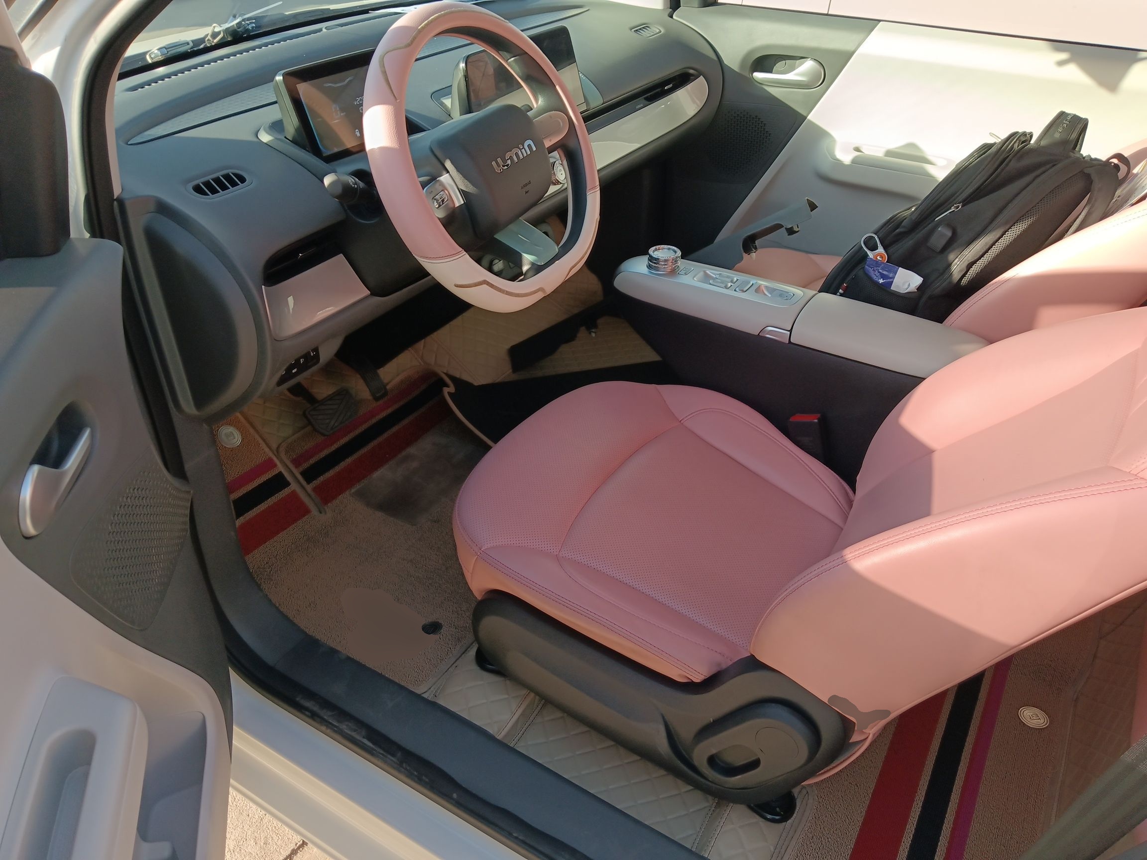 المقاعد الأمامية داخل السيارة