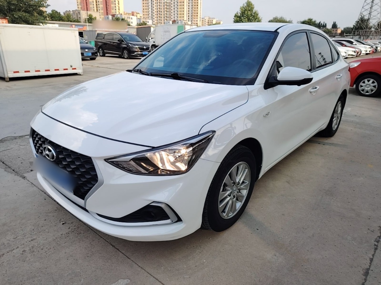 Под передней частью автомобиля