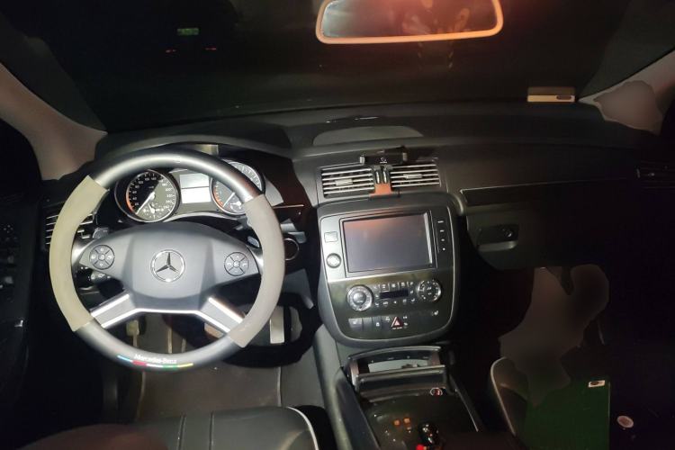 Used Mercedes-Benz R-Class 2017 R 320 4MATIC Business Edition Prestige Model Center Console