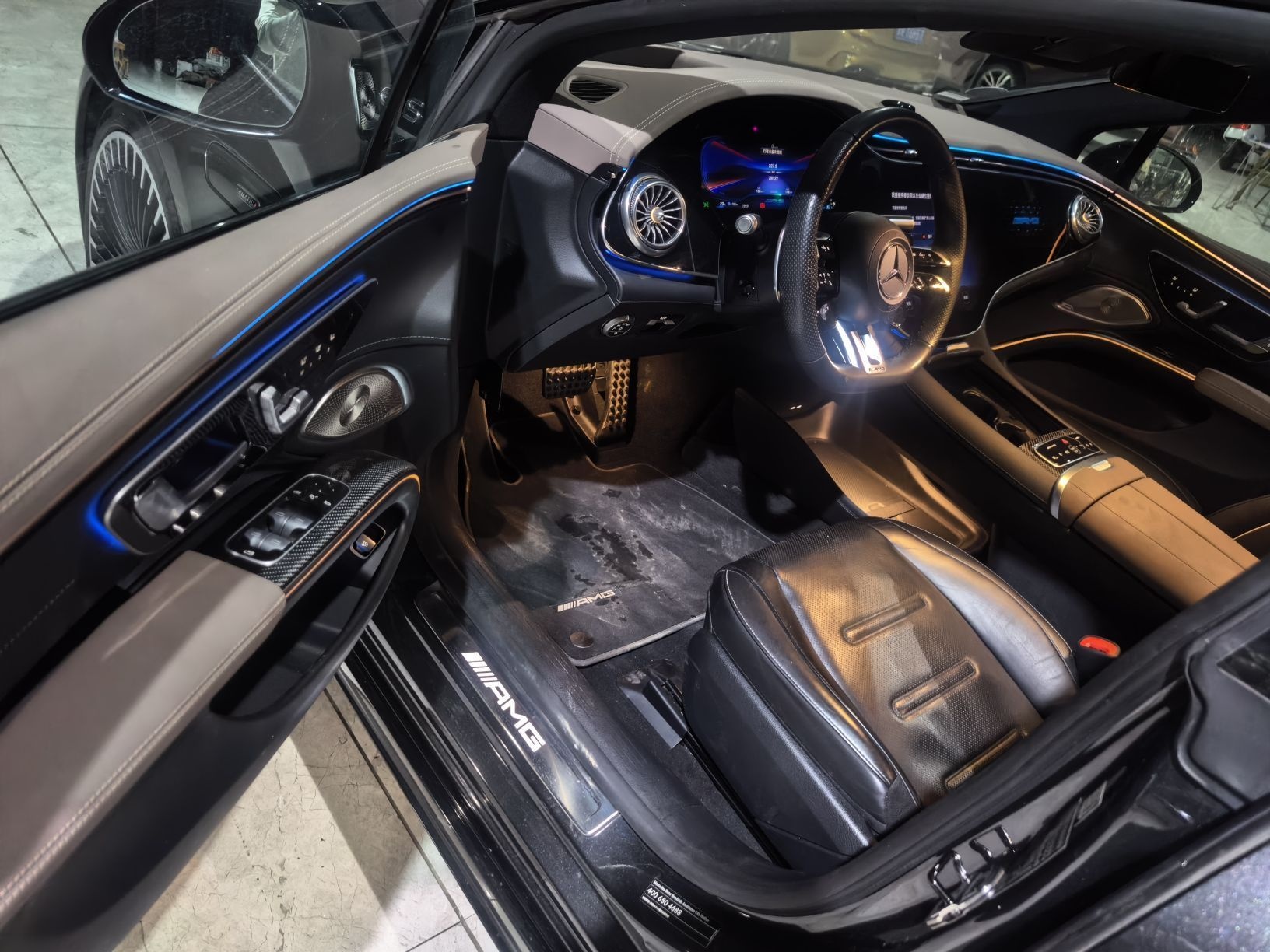 المقاعد الأمامية داخل السيارة