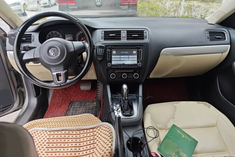Used Volkswagen Sagitar 2012 1.6L Automatic Comfort Edition Center Console