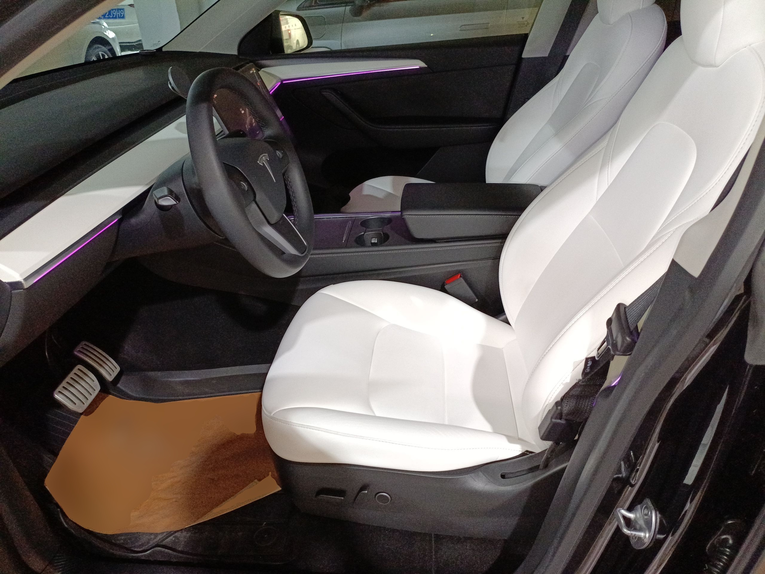 المقاعد الأمامية داخل السيارة