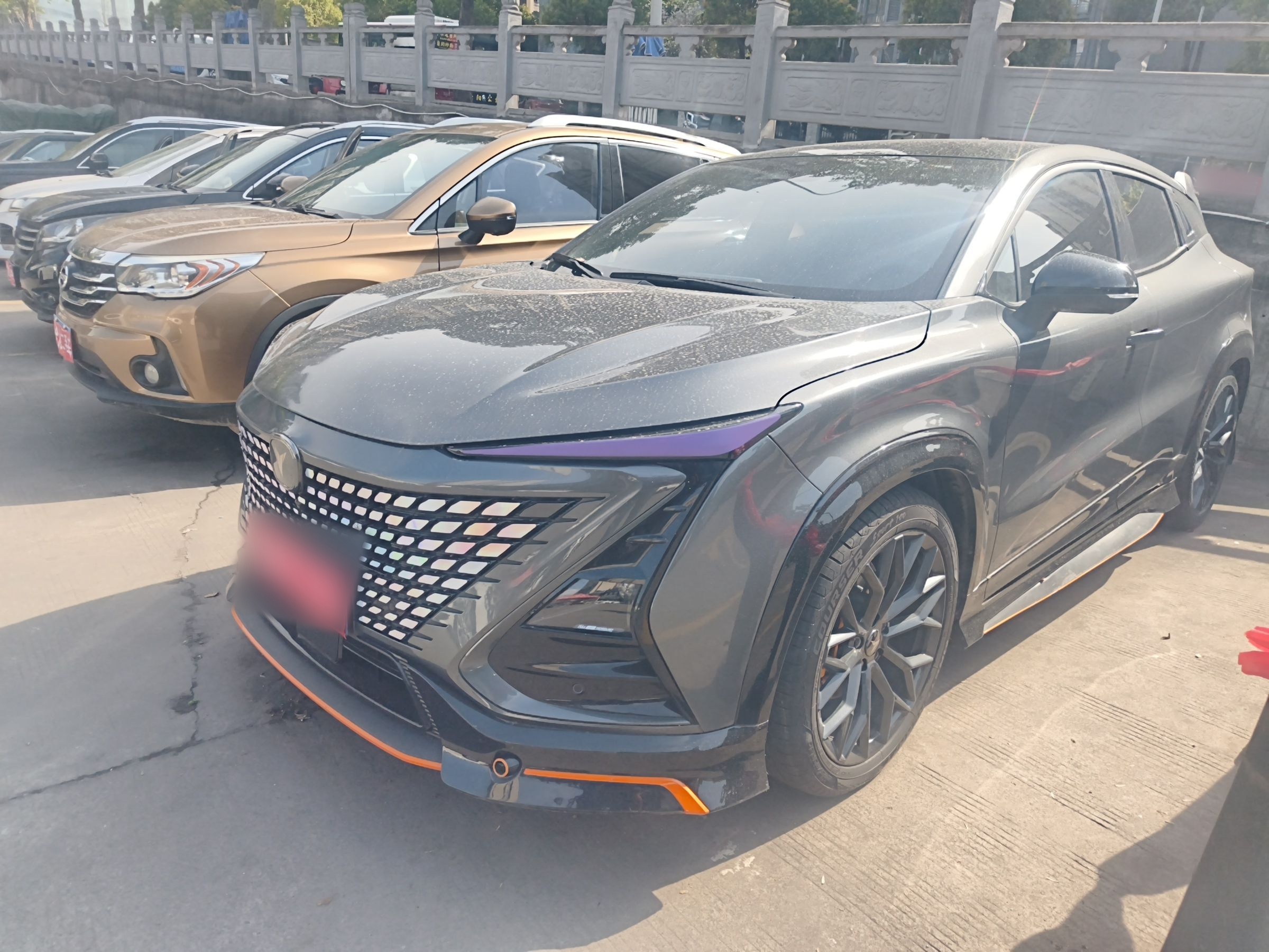 تحت مقدمة السيارة