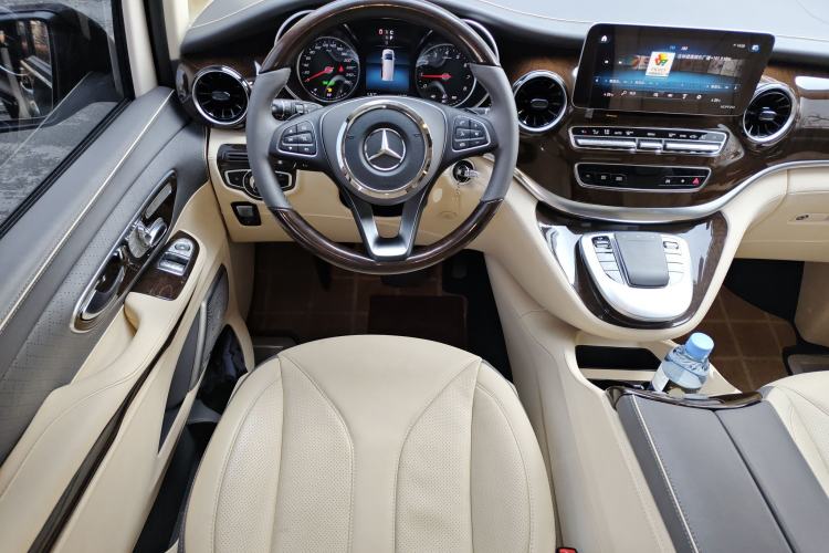 Used Mercedes-Benz V-Class 2021 V 260 Avantgarde Edition Steering Wheel