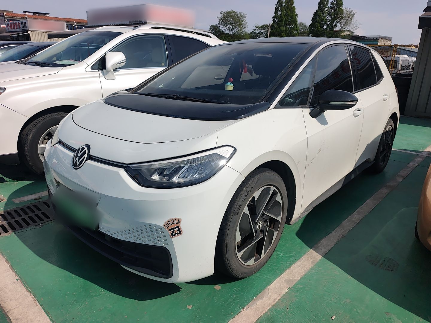 Под передней частью автомобиля