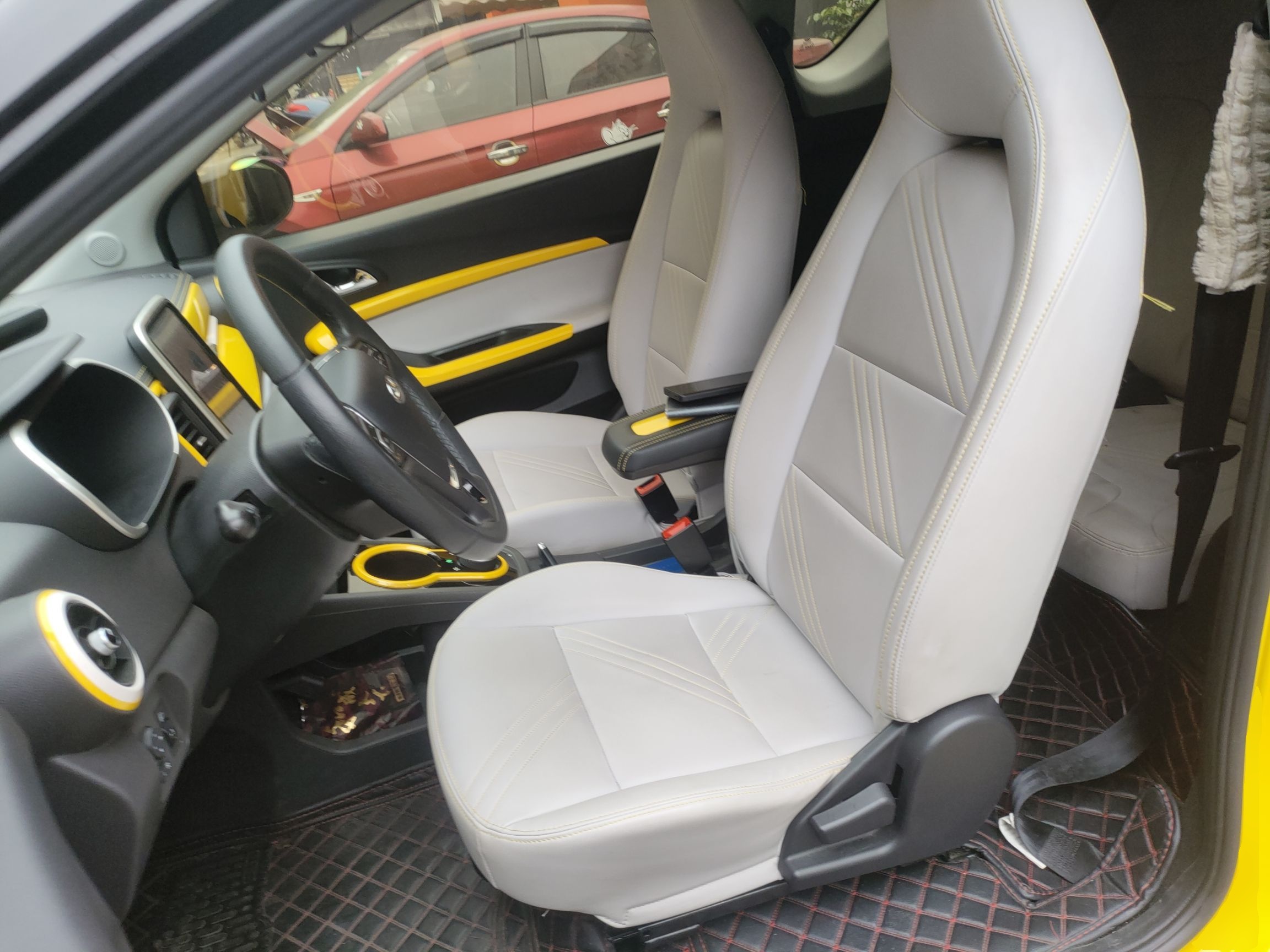 المقاعد الأمامية داخل السيارة