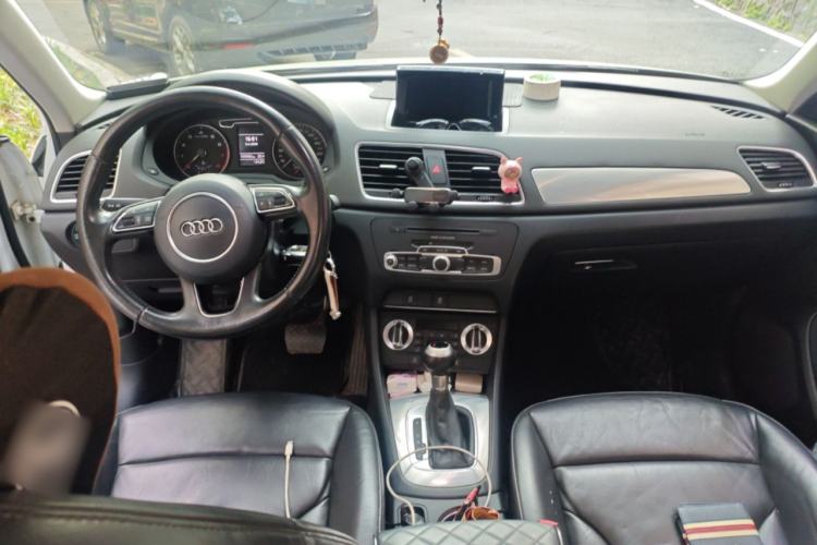 Used Audi Q3 2015 30 TFSI Comfort Model Center Console