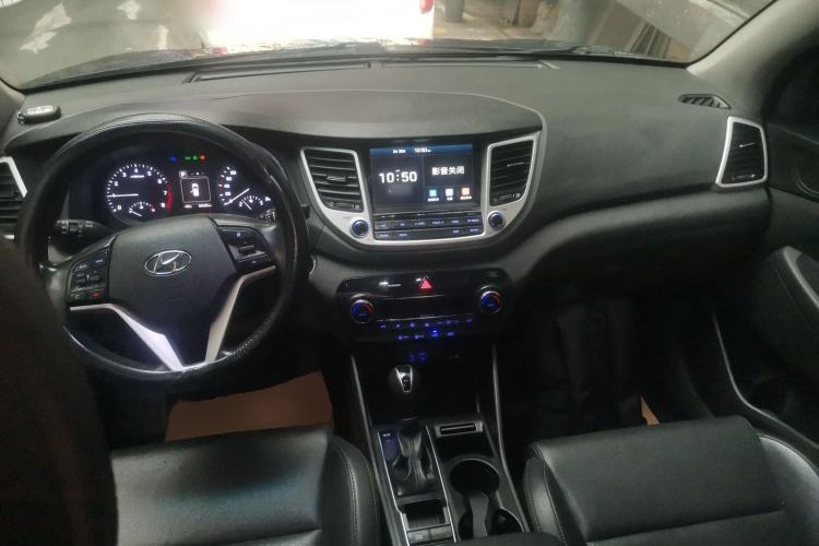 Used Hyundai Tucson 2018 1.6T Dual-Clutch Two-Wheel Drive 15th Anniversary Special Edition Center Console