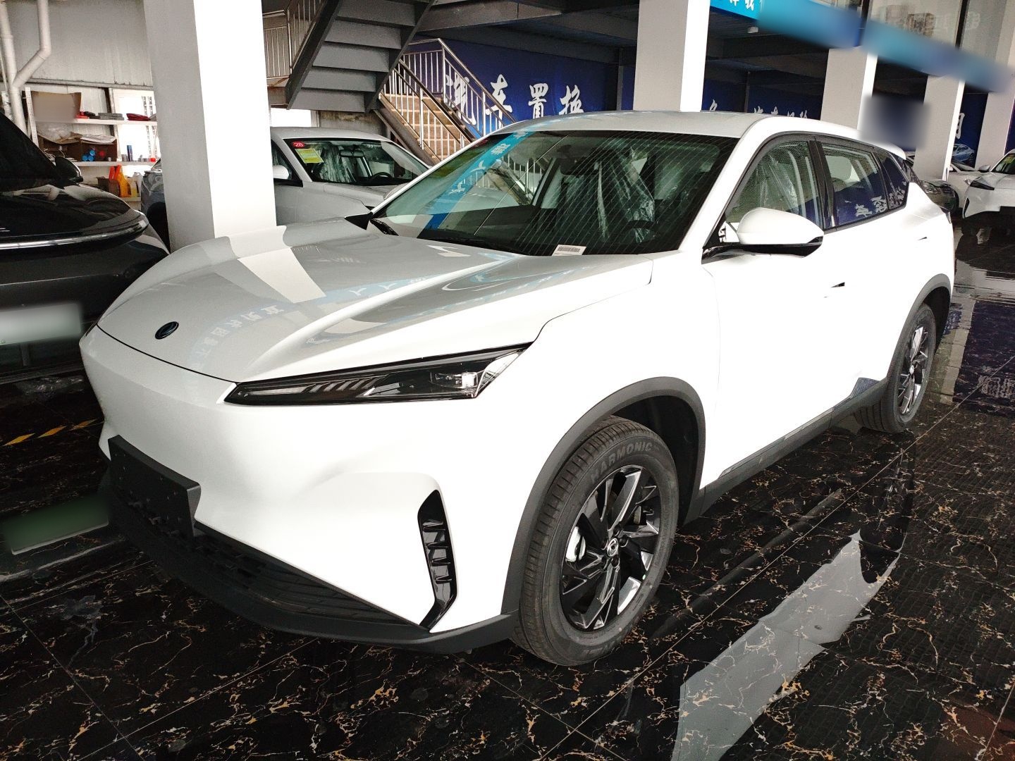 Под передней частью автомобиля