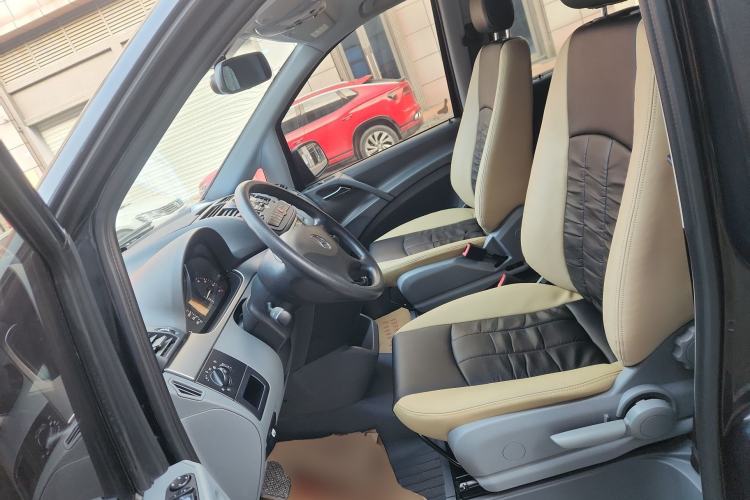 Used Mercedes-Benz Vito 2011 2.5L 7-seater executive version