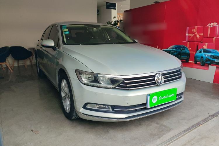 Used Volkswagen Magotan 2017 330TSI DSG Luxury Model Front Right 45 Deg