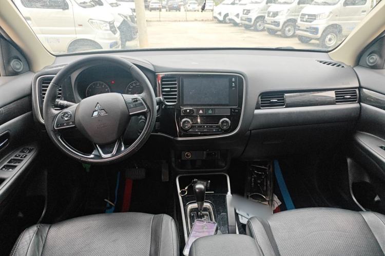 Used Mitsubishi Outlander 2018 2.0L Two-Wheel Drive Glory Edition 5 Seats Center Console