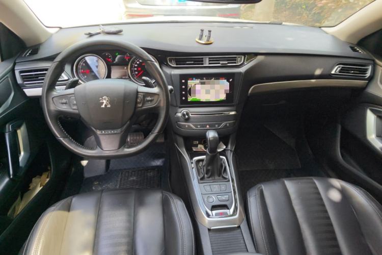 Used Peugeot 408 2014 1.6T Automatic Supreme Edition Center Console