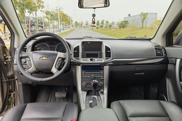 Used Chevrolet Captiva 2015 2.4L 4x4 Flagship Edition 7-Seater Interior 2
